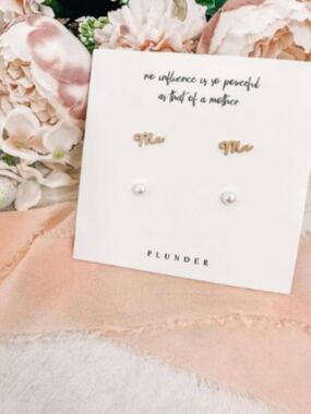 Plunder Gold 'Ma' Script and Pearl Stud Set - Gold and White